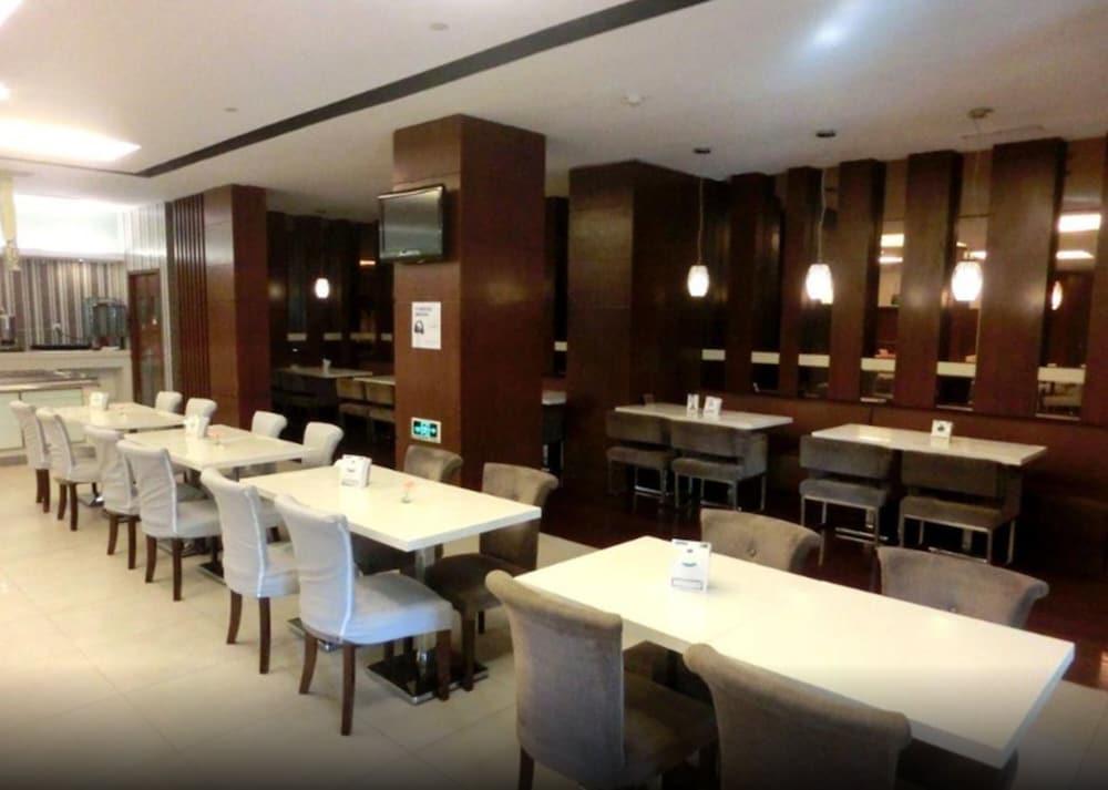 Holiday Inn Express Shanghai Jinqiao Central By Ihg Экстерьер фото